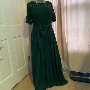 Pretty lace gown size 16